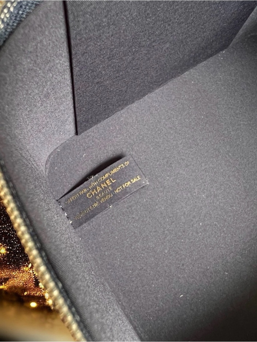 Chanel Beauty Tweed Cosmetic Case - Picture 6 of 6